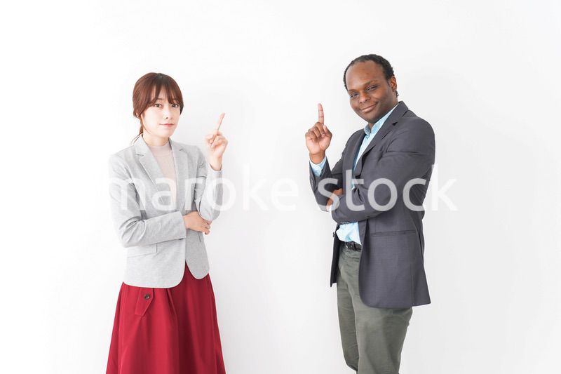 指を指す2人のビジネスパーソン