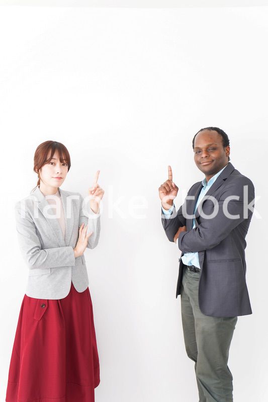 指を指す2人のビジネスパーソン