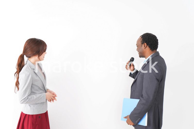 プレゼンテーションをする2人のビジネスパーソン