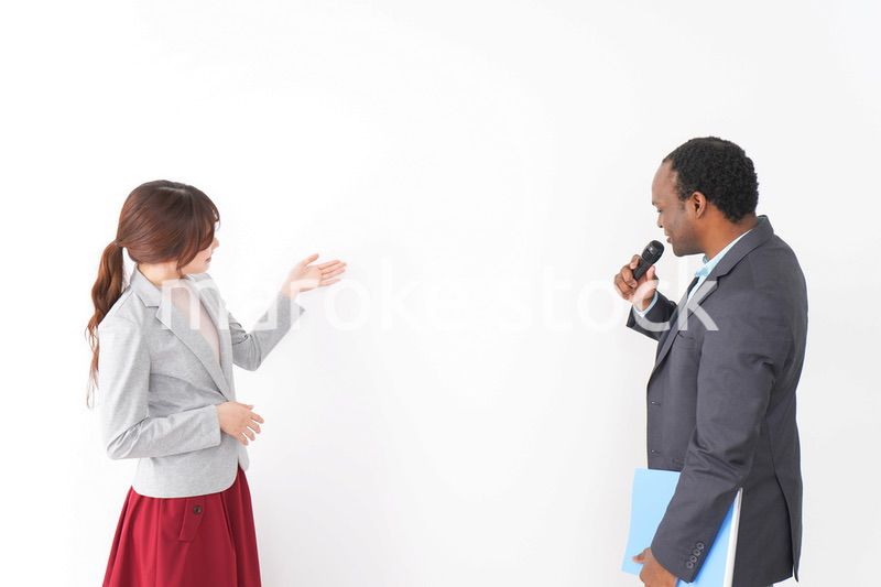 プレゼンテーションをする2人のビジネスパーソン