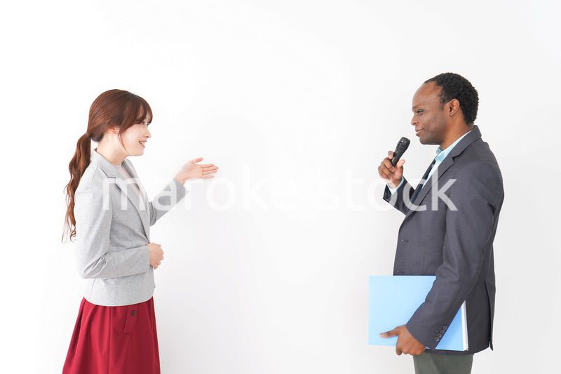 プレゼンテーションをする2人のビジネスパーソン