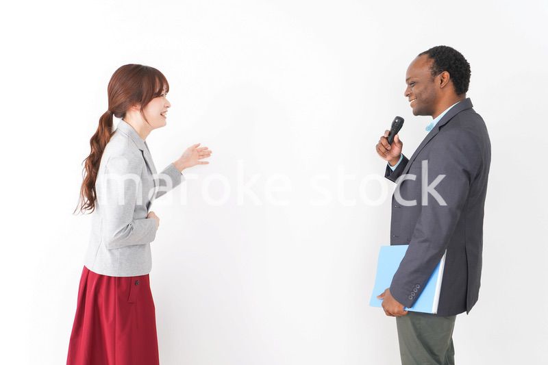 プレゼンテーションをする2人のビジネスパーソン