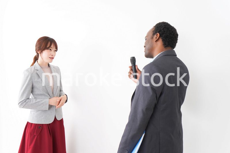 プレゼンテーションをする2人のビジネスパーソン