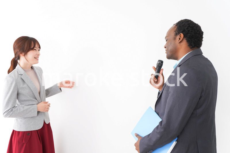 プレゼンテーションをする2人のビジネスパーソン