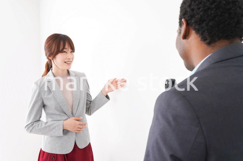 プレゼンテーションをする2人のビジネスパーソン