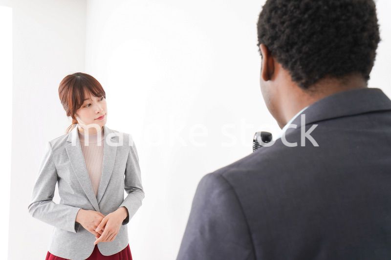 プレゼンテーションをする2人のビジネスパーソン