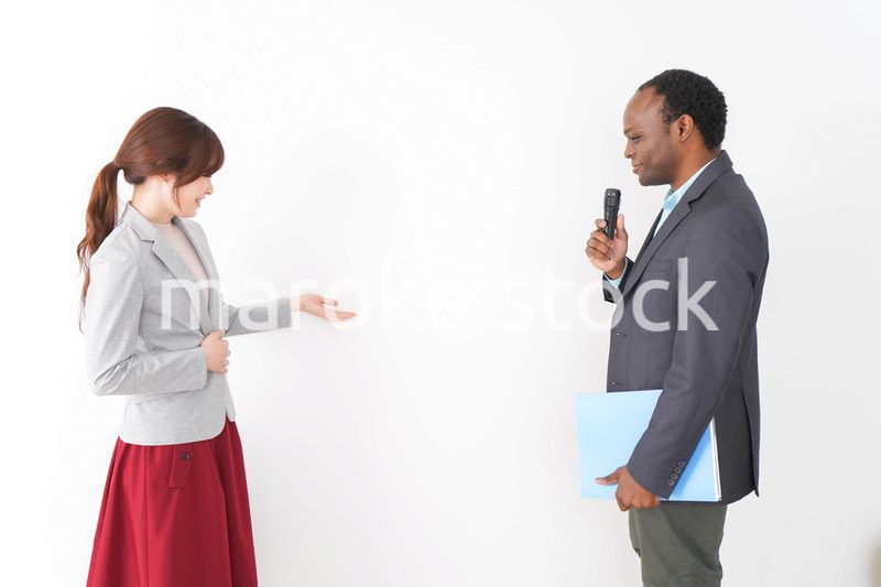 プレゼンテーションをする2人のビジネスパーソン