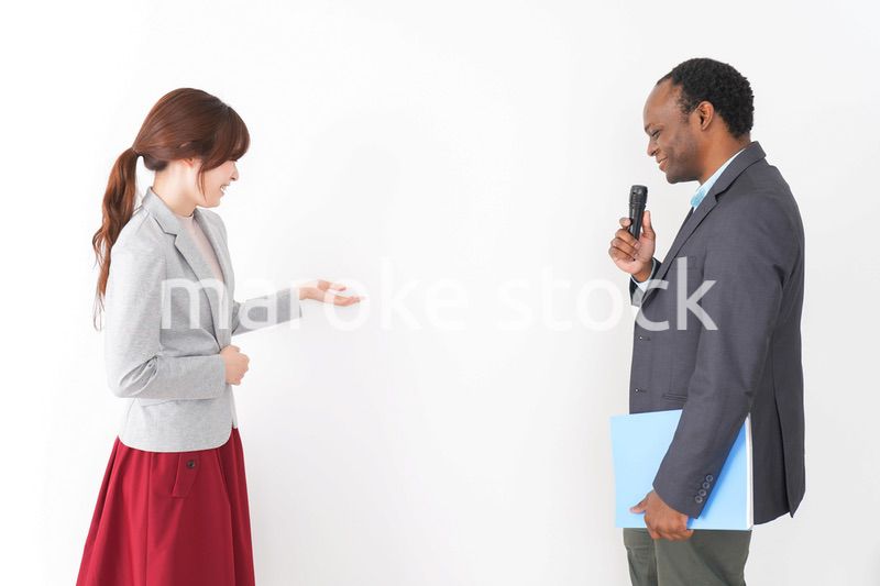 プレゼンテーションをする2人のビジネスパーソン