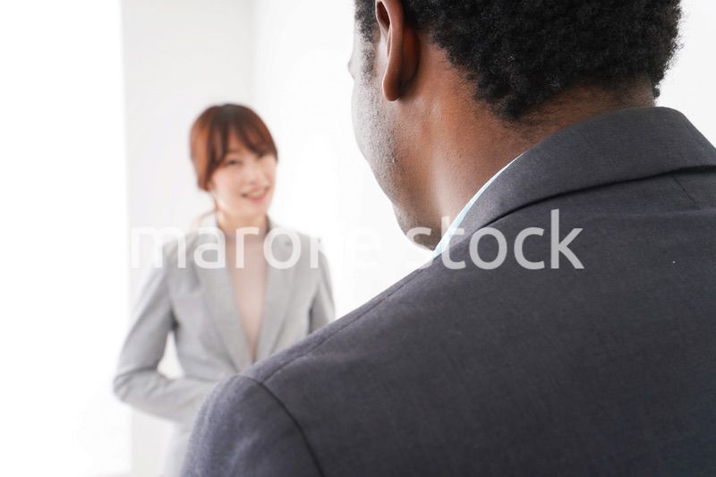 プレゼンテーションをする2人のビジネスパーソン