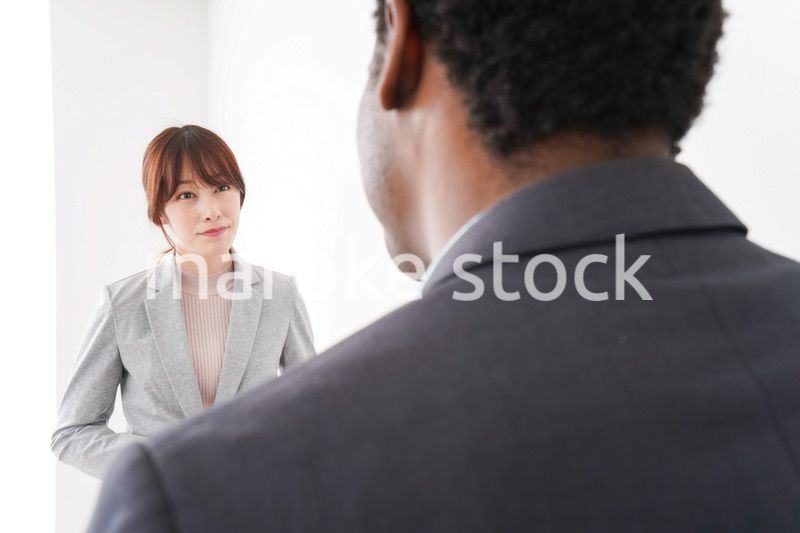 プレゼンテーションをする2人のビジネスパーソン