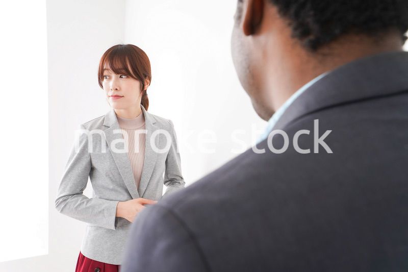 プレゼンテーションをする2人のビジネスパーソン