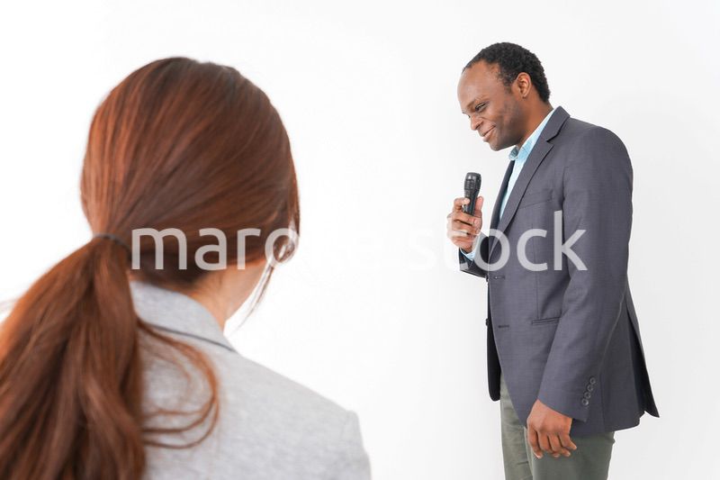 プレゼンテーションをする2人のビジネスパーソン