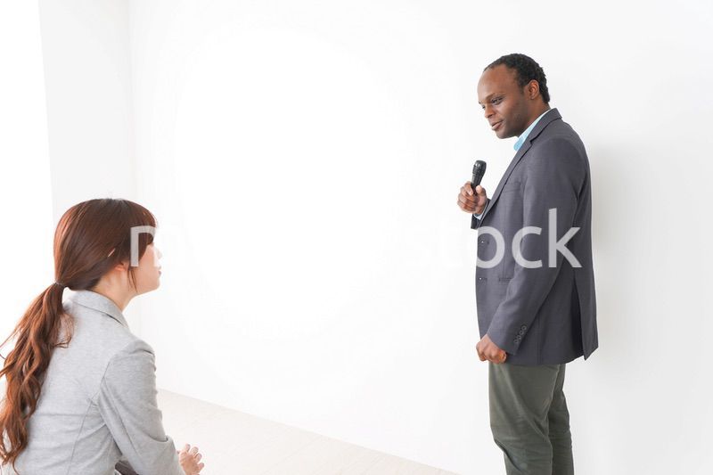 プレゼンテーションをする2人のビジネスパーソン