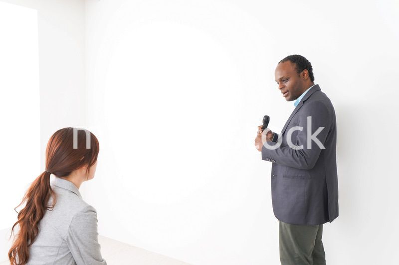 プレゼンテーションをする2人のビジネスパーソン