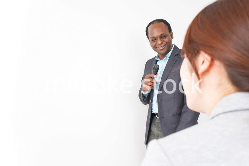 プレゼンテーションをする2人のビジネスパーソン