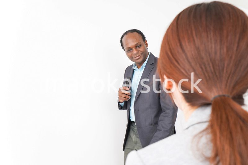 プレゼンテーションをする2人のビジネスパーソン