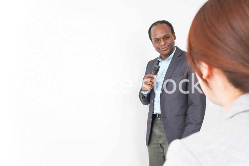 プレゼンテーションをする2人のビジネスパーソン