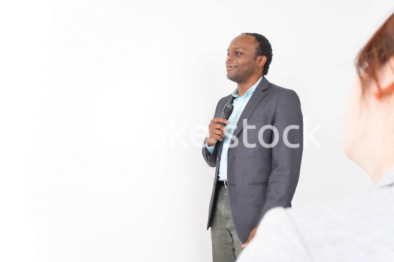 プレゼンテーションをする2人のビジネスパーソン