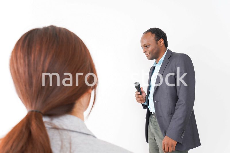 プレゼンテーションをする2人のビジネスパーソン