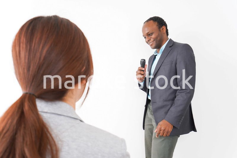 プレゼンテーションをする2人のビジネスパーソン