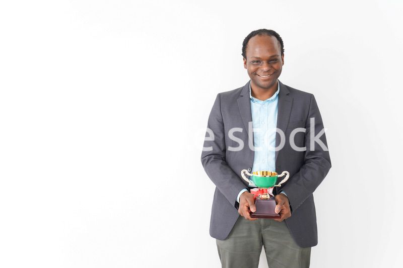トロフィーをもらう黒人のビジネスマン