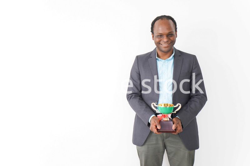 トロフィーをもらう黒人のビジネスマン