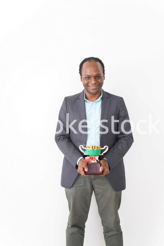 トロフィーをもらう黒人のビジネスマン