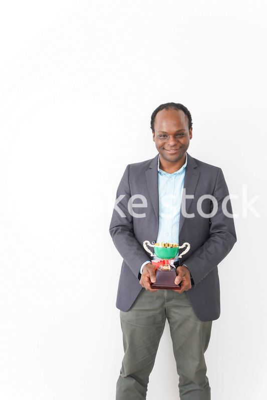 トロフィーをもらう黒人のビジネスマン