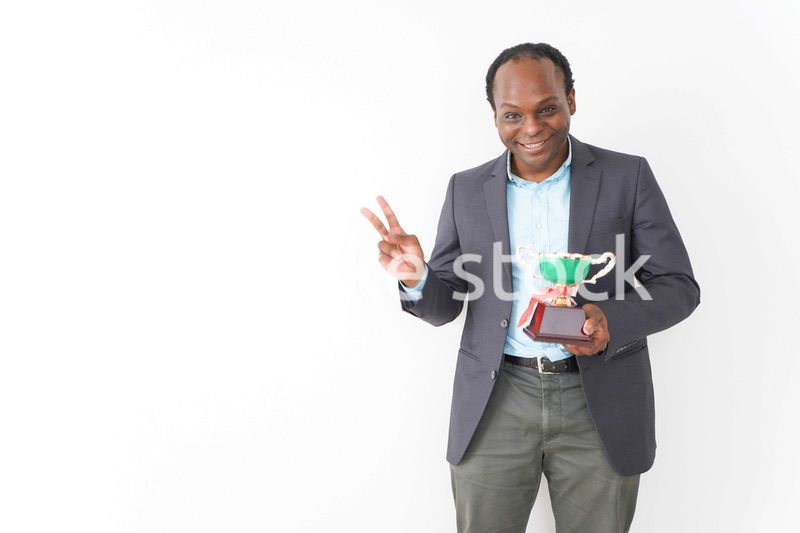 トロフィーをもらう黒人のビジネスマン