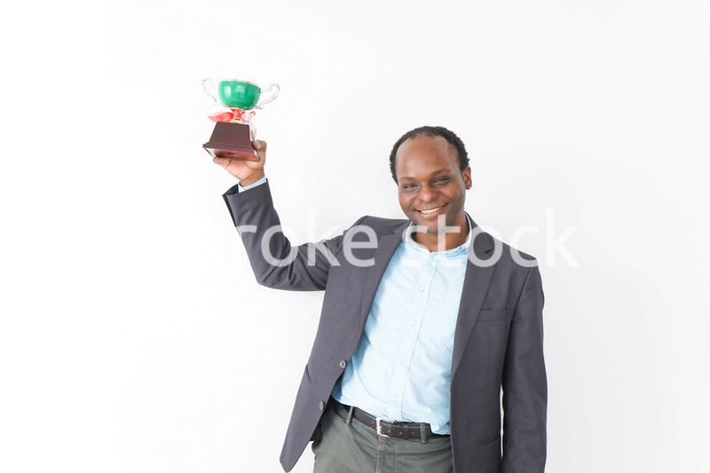 トロフィーをもらう黒人のビジネスマン