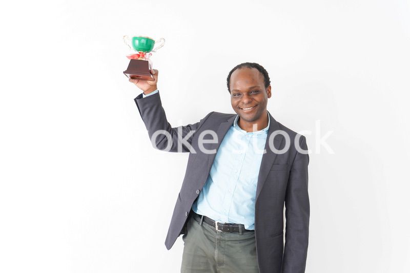 トロフィーをもらう黒人のビジネスマン