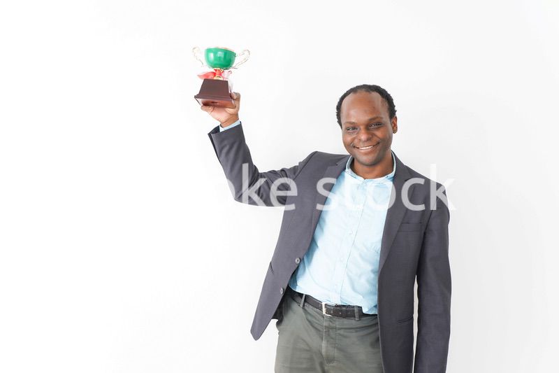 トロフィーをもらう黒人のビジネスマン