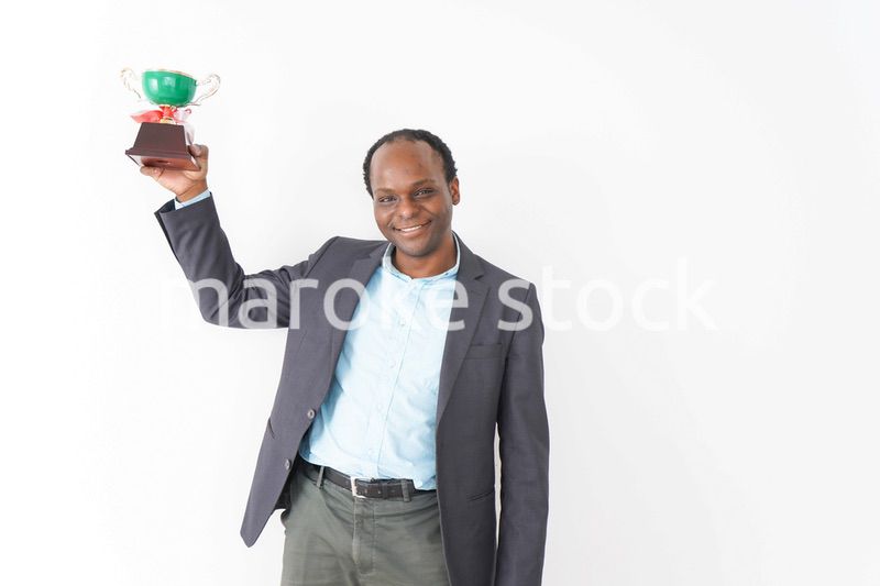 トロフィーをもらう黒人のビジネスマン