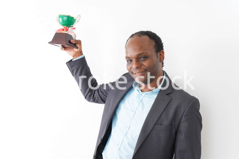 トロフィーをもらう黒人のビジネスマン