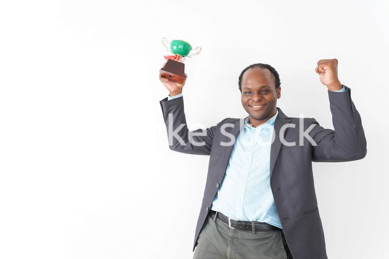 トロフィーをもらう黒人のビジネスマン