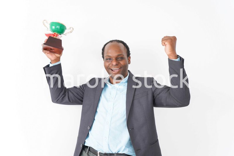 トロフィーをもらう黒人のビジネスマン