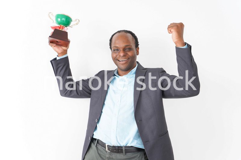 トロフィーをもらう黒人のビジネスマン
