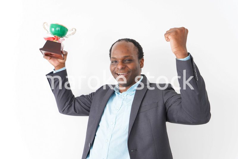 トロフィーをもらう黒人のビジネスマン