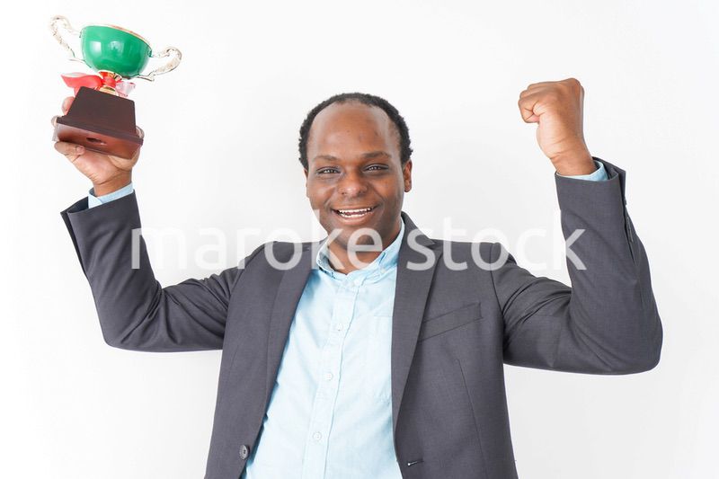 トロフィーをもらう黒人のビジネスマン