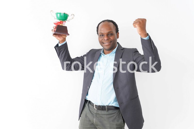 トロフィーをもらう黒人のビジネスマン