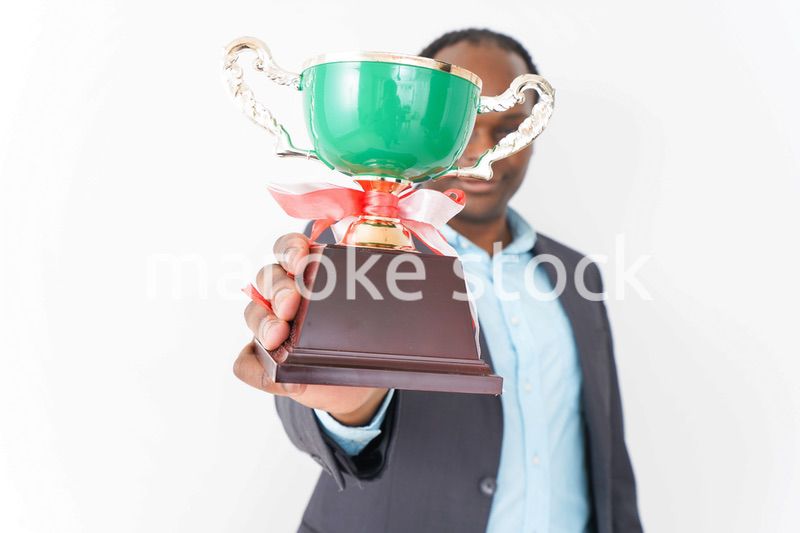 トロフィーをもらう黒人のビジネスマン