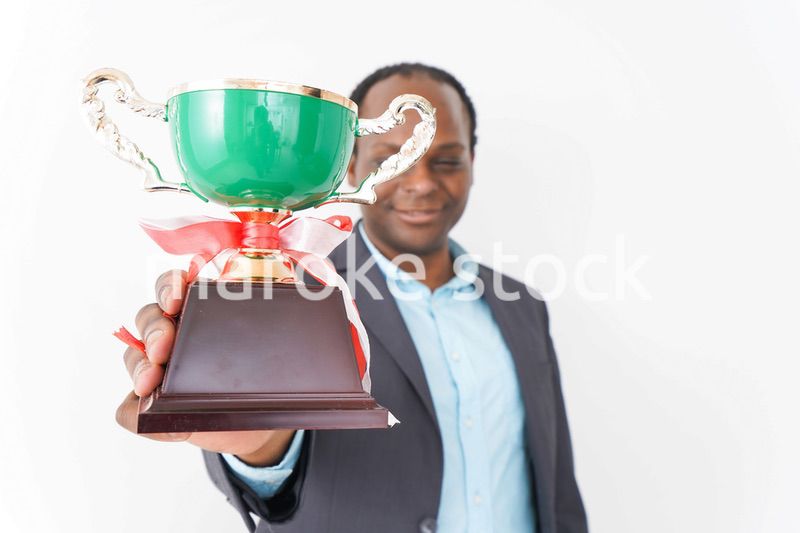 トロフィーをもらう黒人のビジネスマン