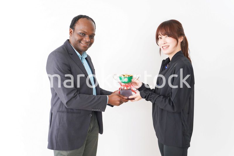 優勝トロフィーを受け取る人