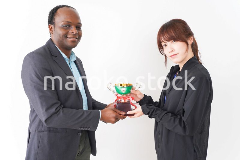 優勝トロフィーを受け取る人