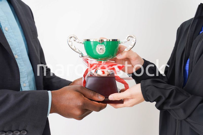 優勝トロフィーを受け取る人