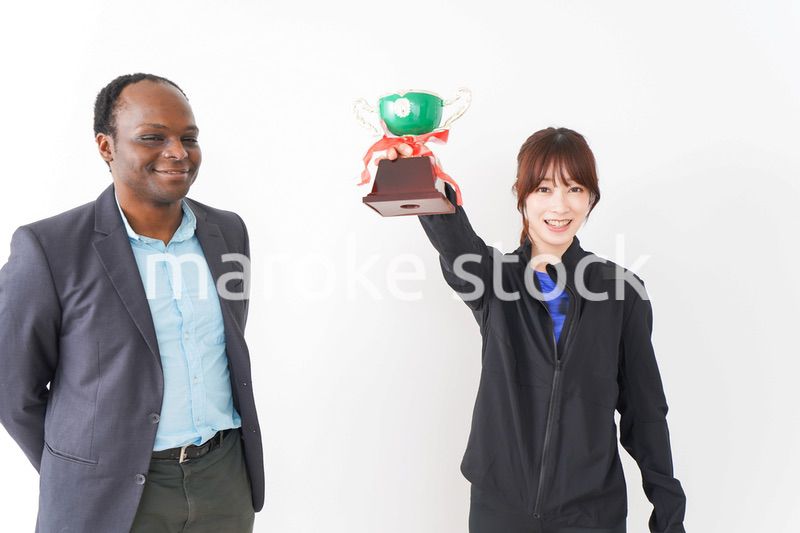 優勝トロフィーを受け取る人