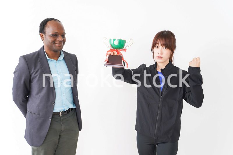 優勝トロフィーを受け取る人