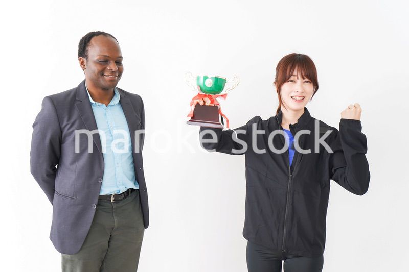 優勝トロフィーを受け取る人