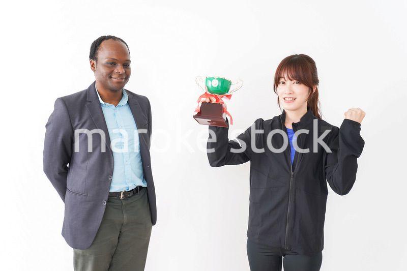 優勝トロフィーを受け取る人