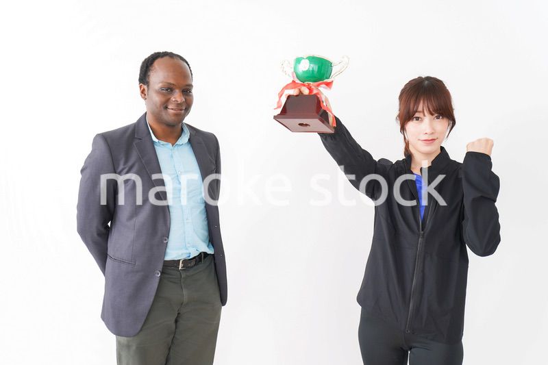 優勝トロフィーを受け取る人